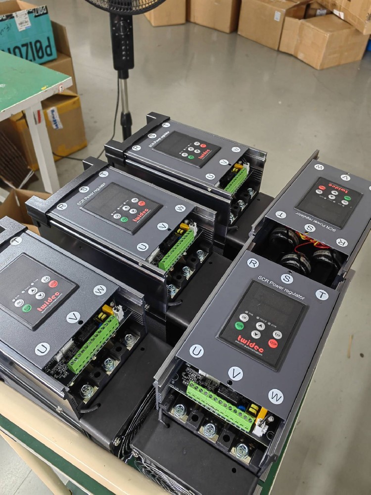 智能温度节造器是若何节造电力调整器的？