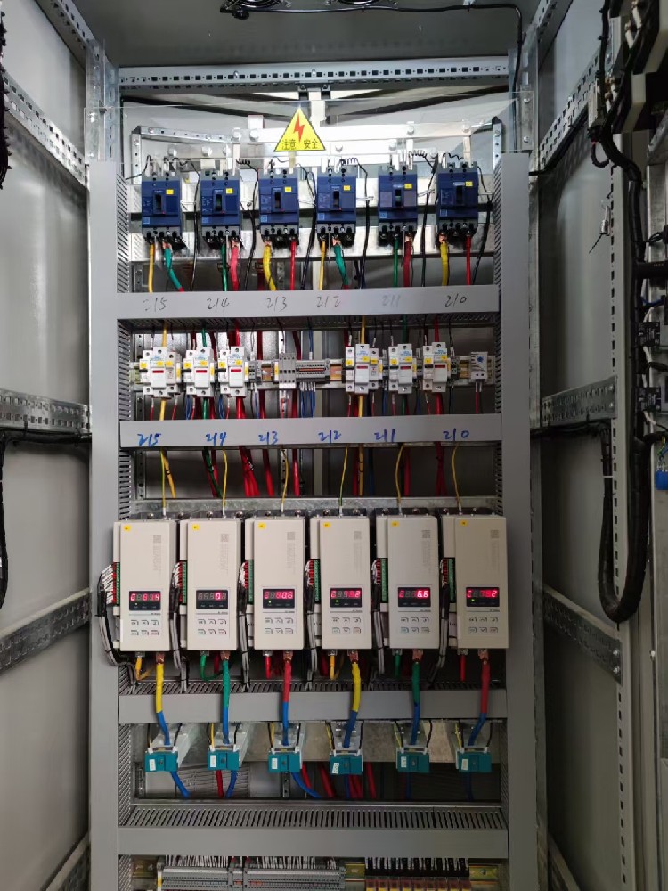 在电力调整器设计中，若何处置电源抖动和电网脉动的影响？