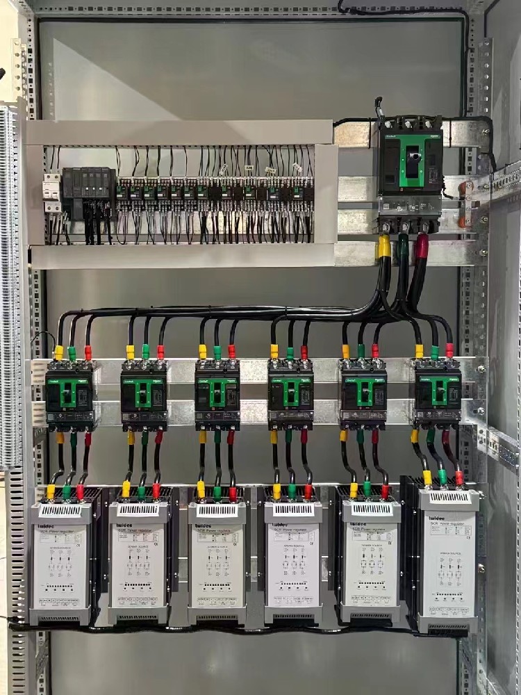 自动电力调整器中的 PID 节造器是若何工作来调节输出的？