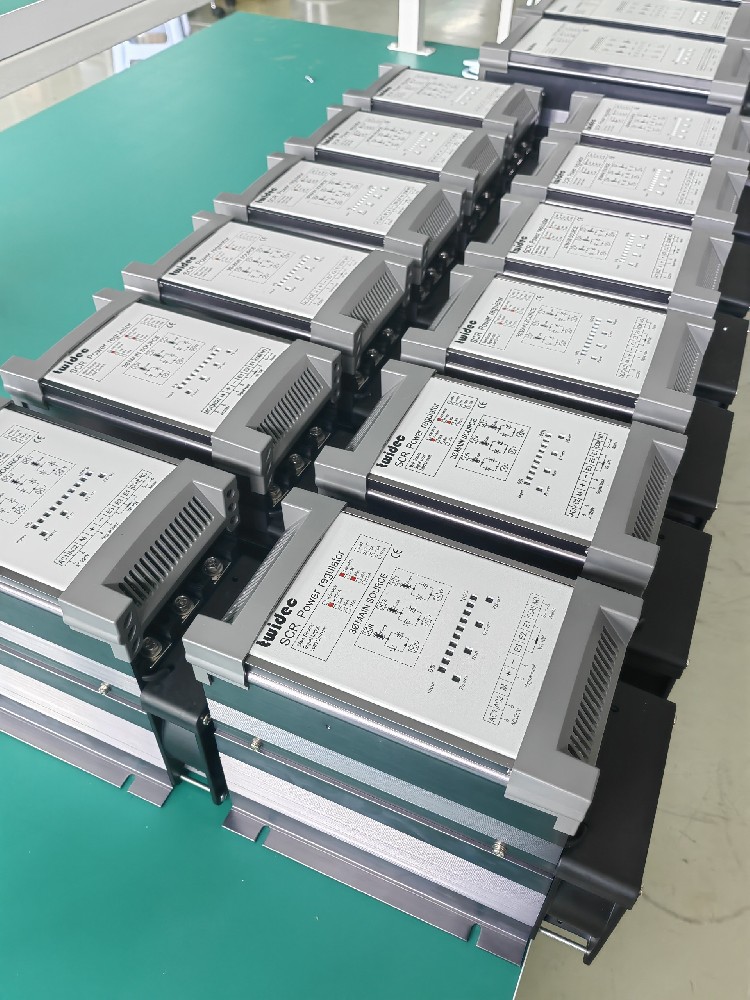 若何实现多台电力调整器的协同工作以满足复杂的电力节造需要？