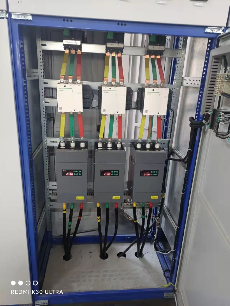 从投资回报率的角度看，使用电力调整器能为工厂带来哪些经济效益（如节能、提高产品质量等）？