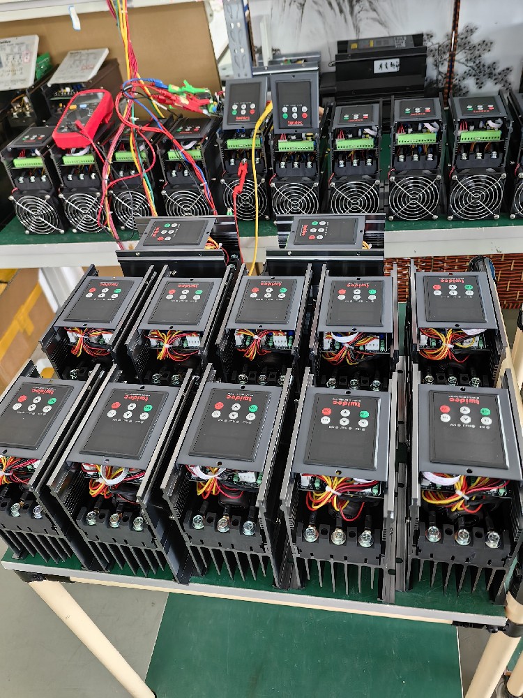 对于幼功率且对精度要求极高的尝试设备，应若何精准选型电力调整器？