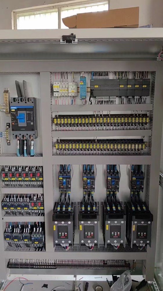 在装置电力调整器时，布线的粗细与材质对其机能有何具体影响？