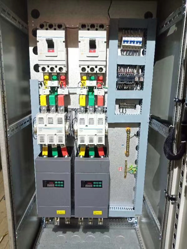 若何通过电力调整器实现对电机软启动和软终场的精确节造？