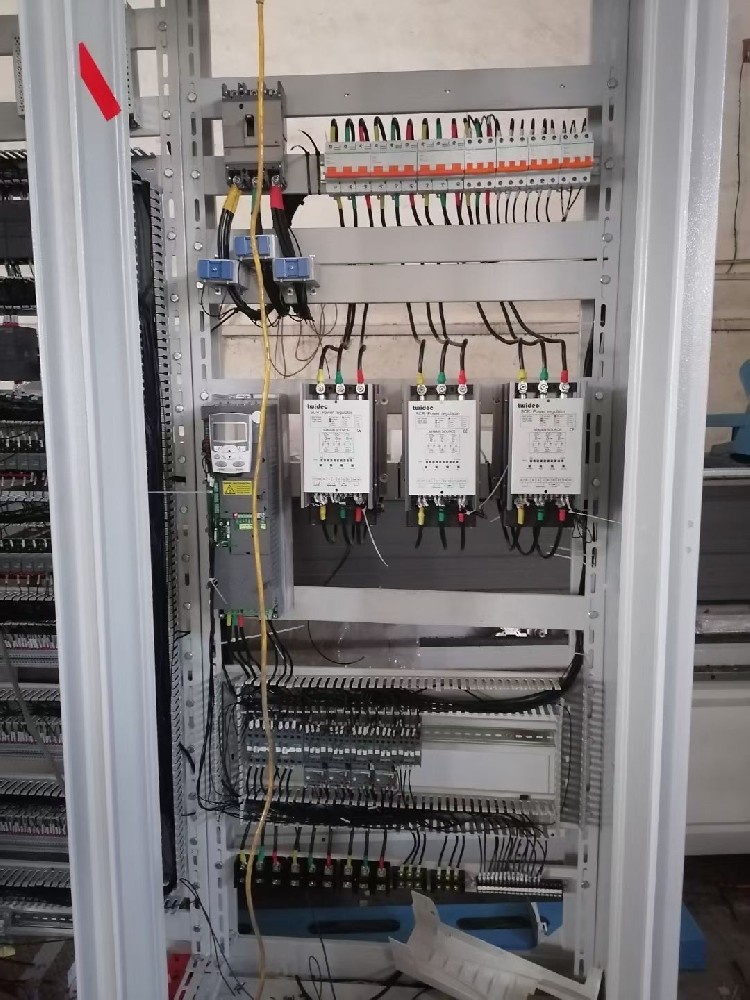 夏季高温高湿环境下，电力调整器运行不不变，时时出现死机景象，该若何应对？