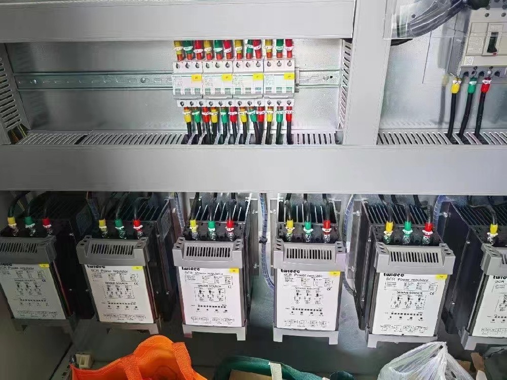 电力调整器的散热电扇败坏，临时没有相宜的备件更换，能否短功夫内持续运行设备？