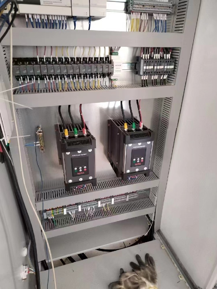 电力调整器在运行中误触垂危终场按钮，复原正常运行必要进行哪些操作和查抄？