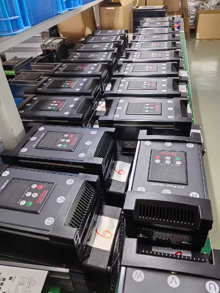 尝试将电力调整器与新的负载设备衔接，却无法正常工作，该从哪些方面排查兼容性问题？